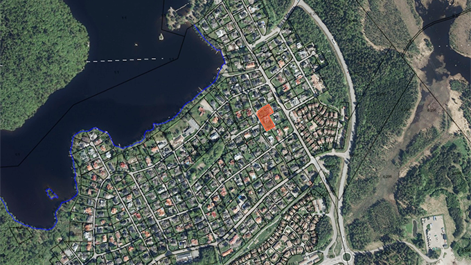 Ortofoto som visar de berörda fastigheternas lokalisering i Öjersjö i Partille med en röd markering.