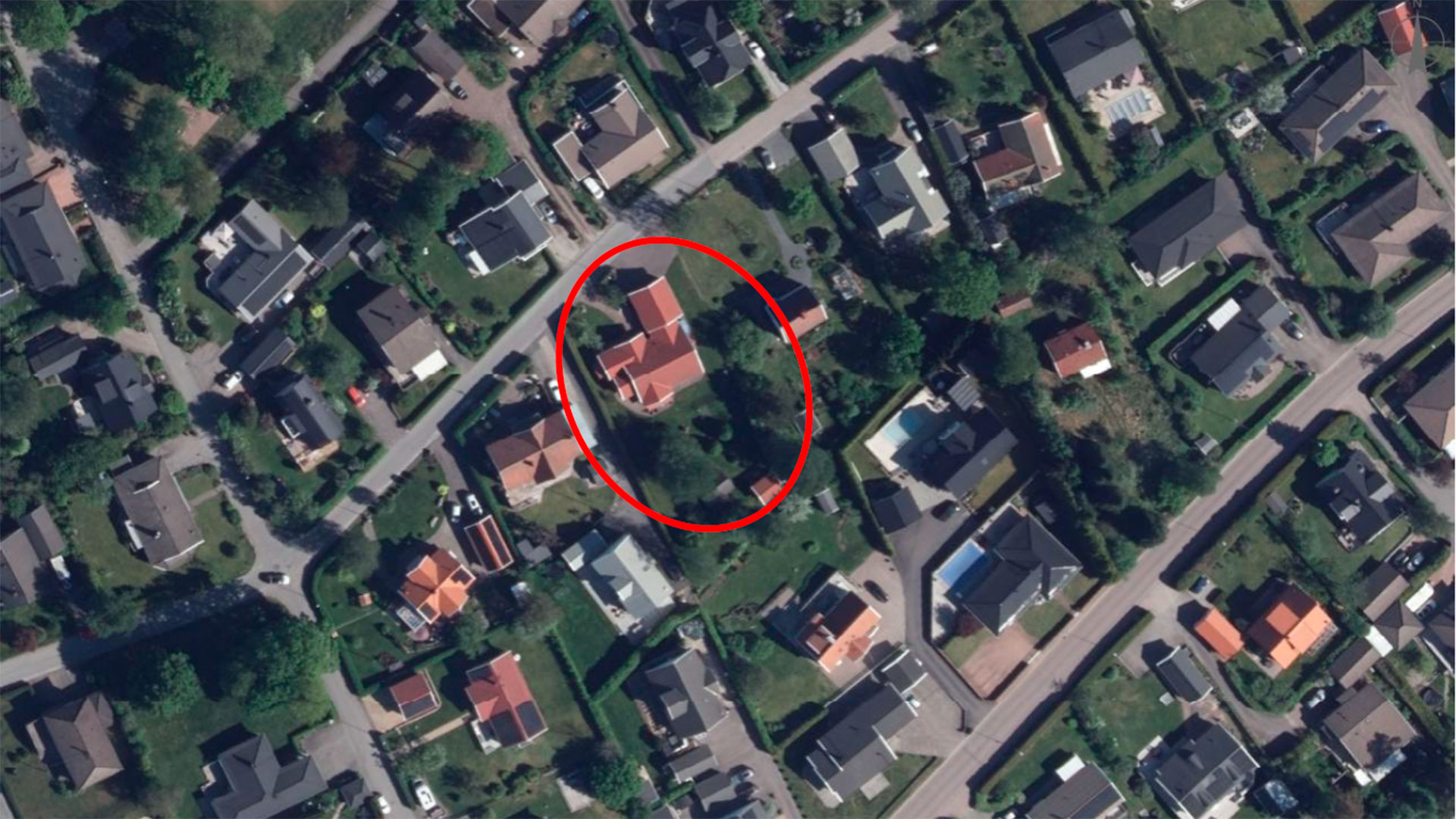 Ortofoto med röd markering som visar den fastighet som detaljplanen omfattar.
