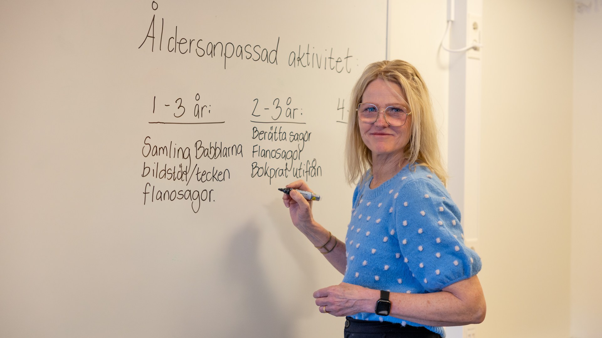 Bild som visar lärare vid en tavla i ett klassrum. 