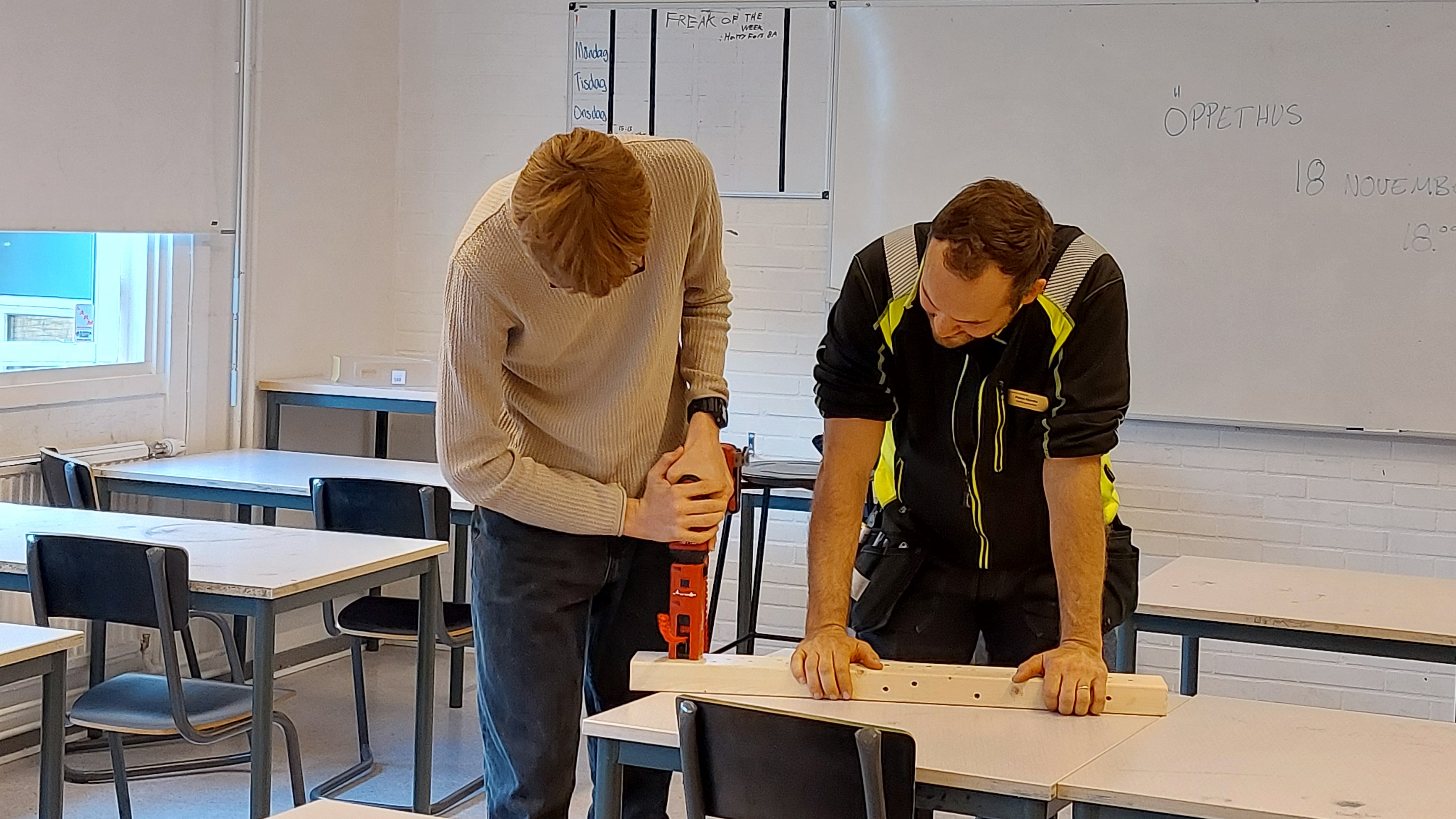 Bilden visar en elev som använder spikpistol. 