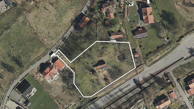 Ortofoto som visar planområdet för Hallens bykärna med en vit linje.