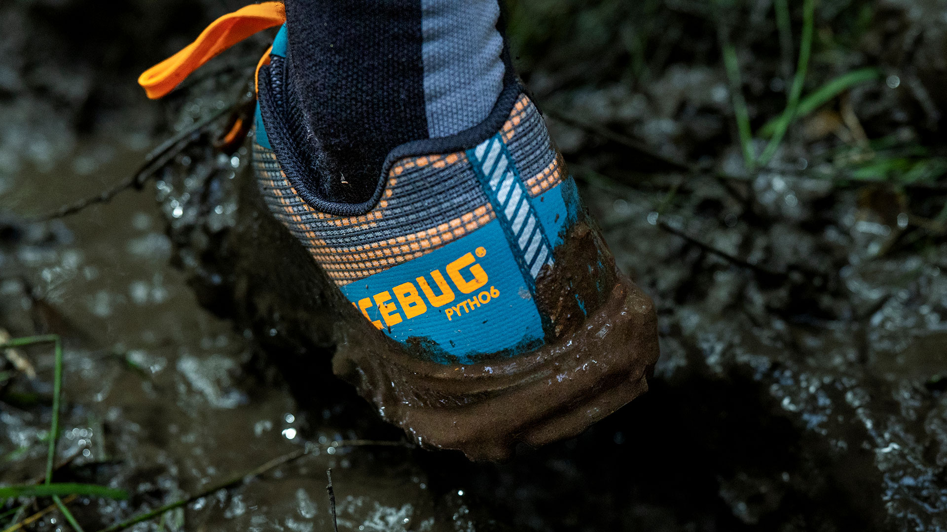 Bild på en lerig träningssko.