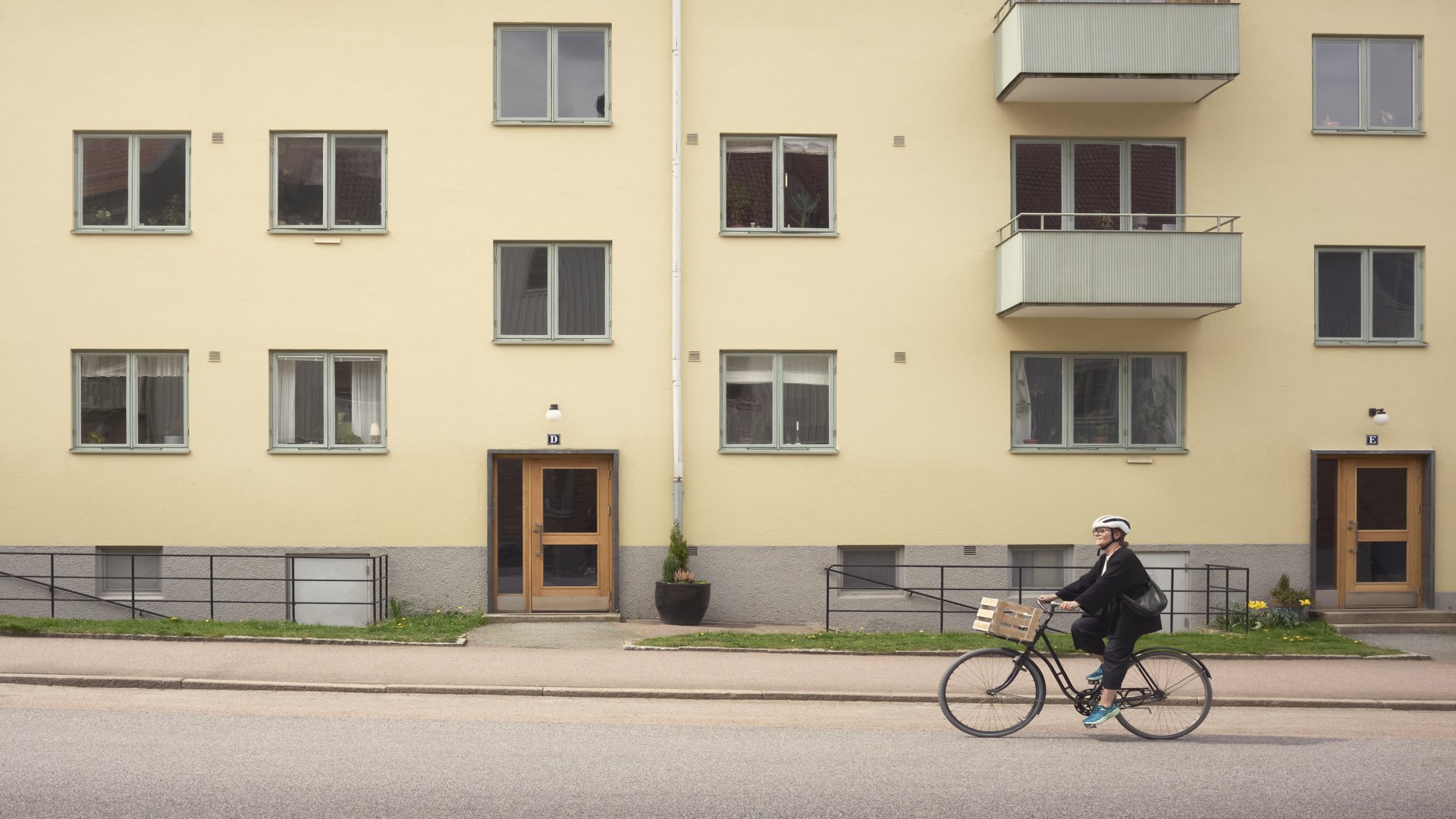 Kvinna cyklar på gatan