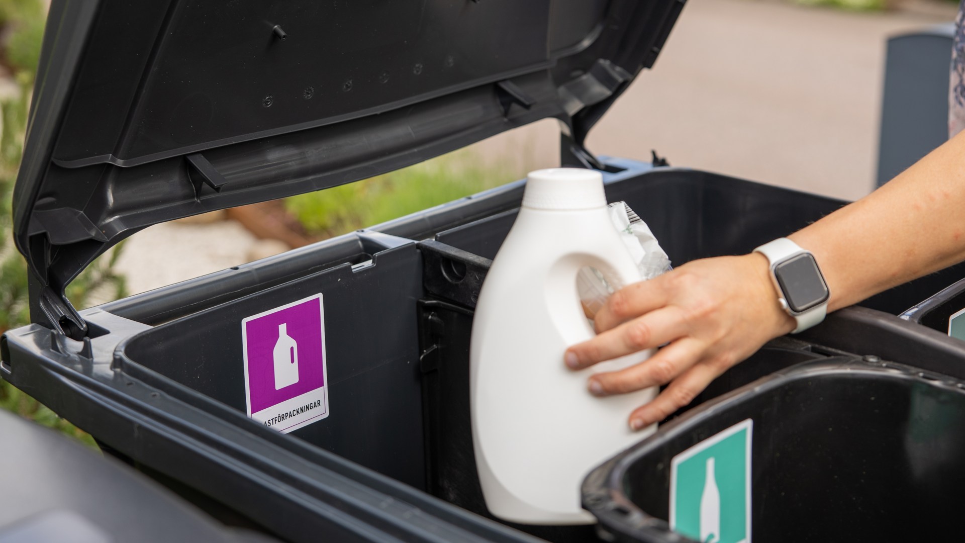 Plastförpackning slängs i avfallskärl
