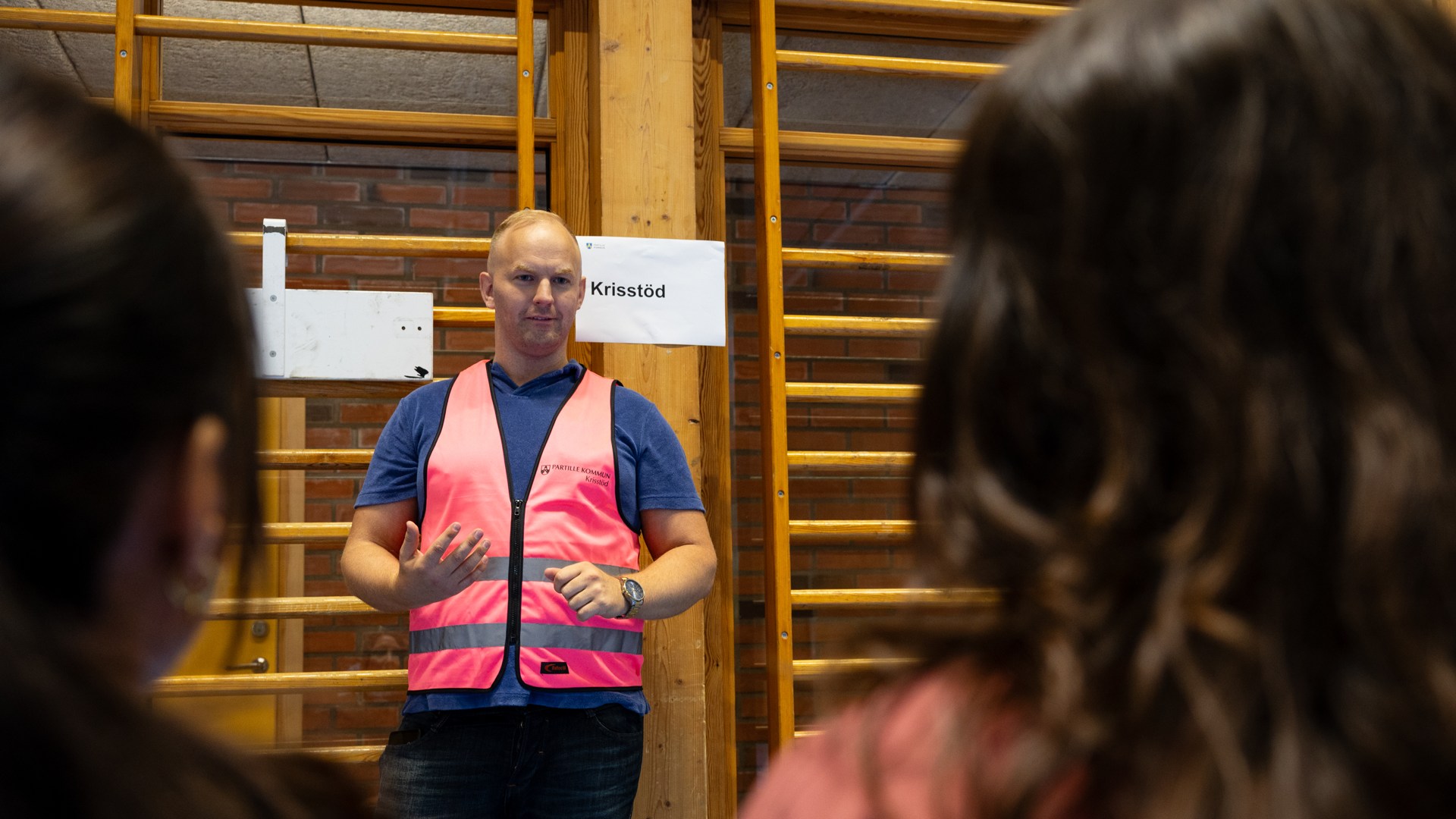 Bild som visar anställd i Partille kommun som pratar med två personer
