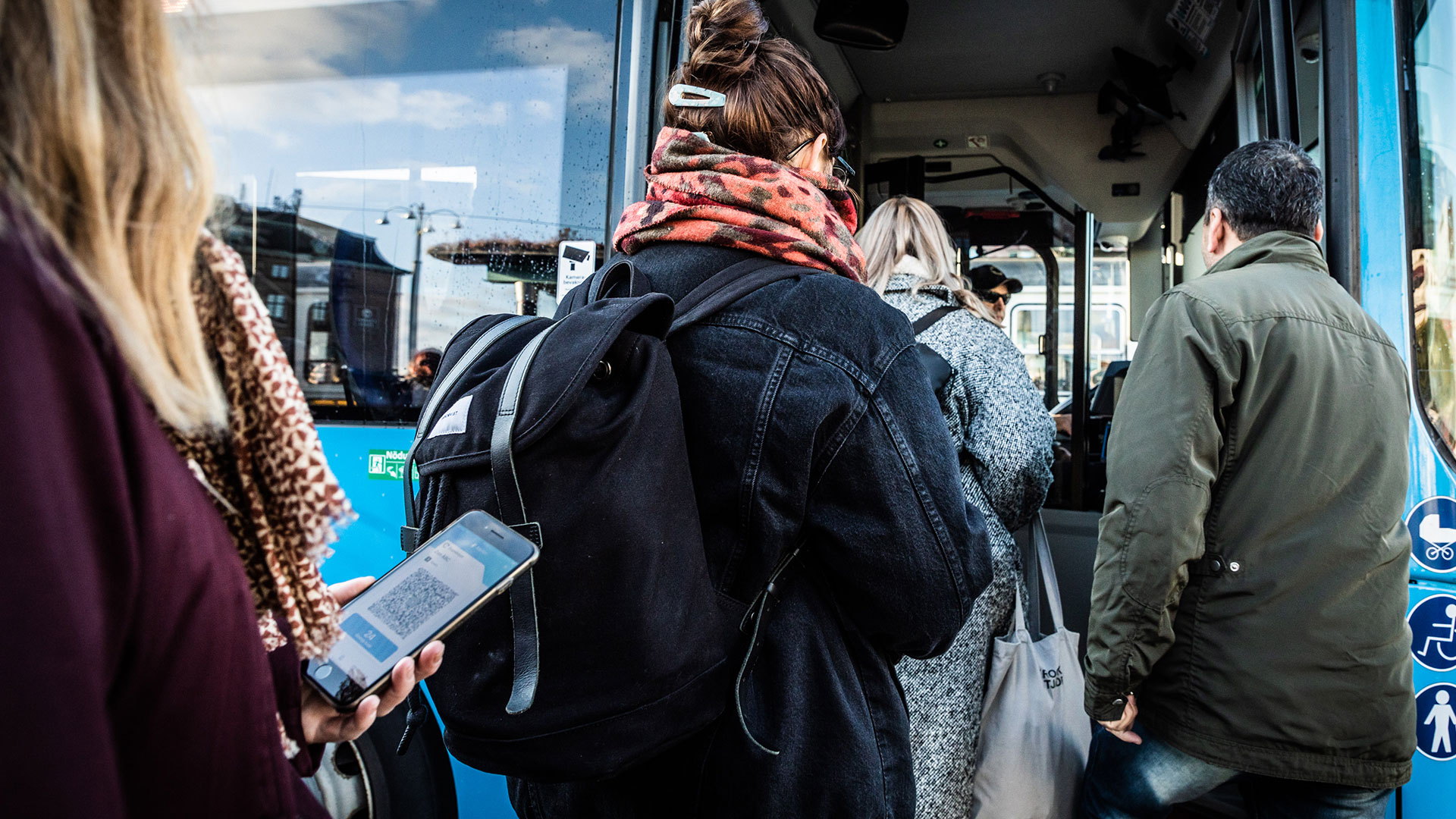Personer köar för att gå på en blå buss. Källa: Västtrafik.