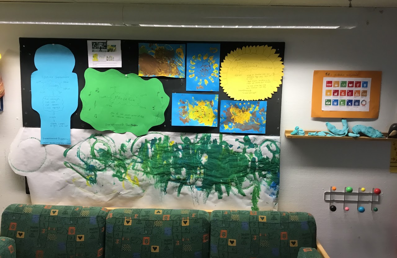 Bilden visar en vägg med barnens konstverk.