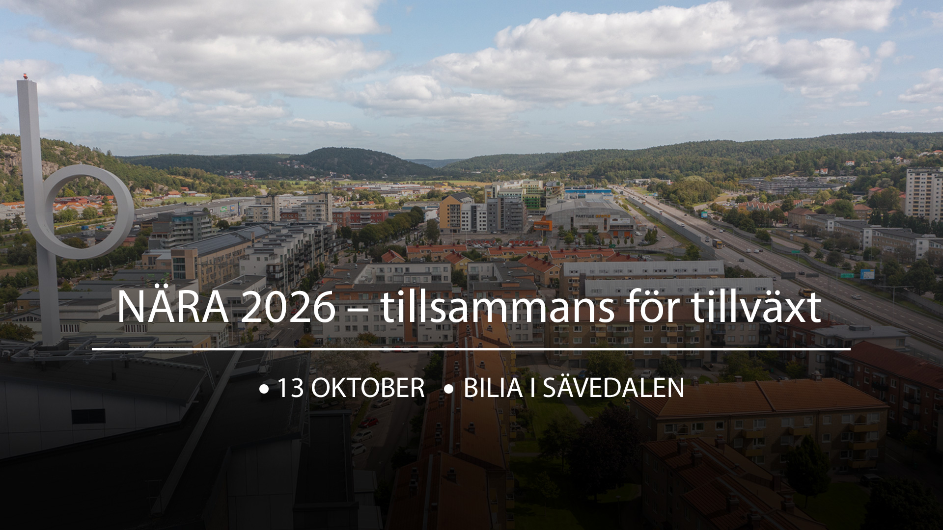 Bilden visar en vy över stadsbebyggelse med texten Partille Nära 2026 - tillväxt tillsammans den 13 oktober på Billia i Sävedalen på svart tonad bakgrund.