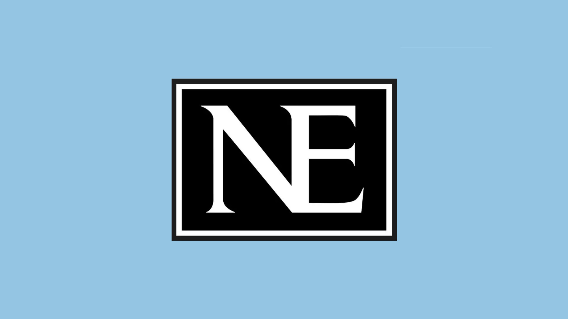 En svartvit NE-logotyp på blå bakgrund.