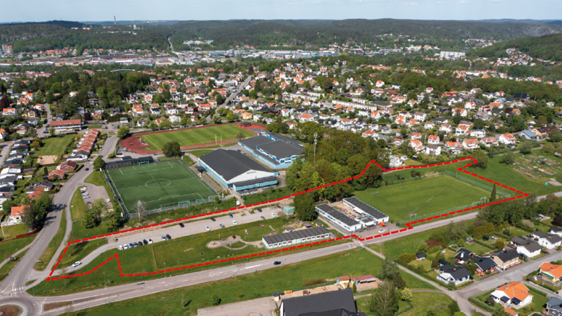 Bilden visar ett flygfoto med planområdet för detaljplan för förskola och fotbollsplan vid Ugglumsleden.