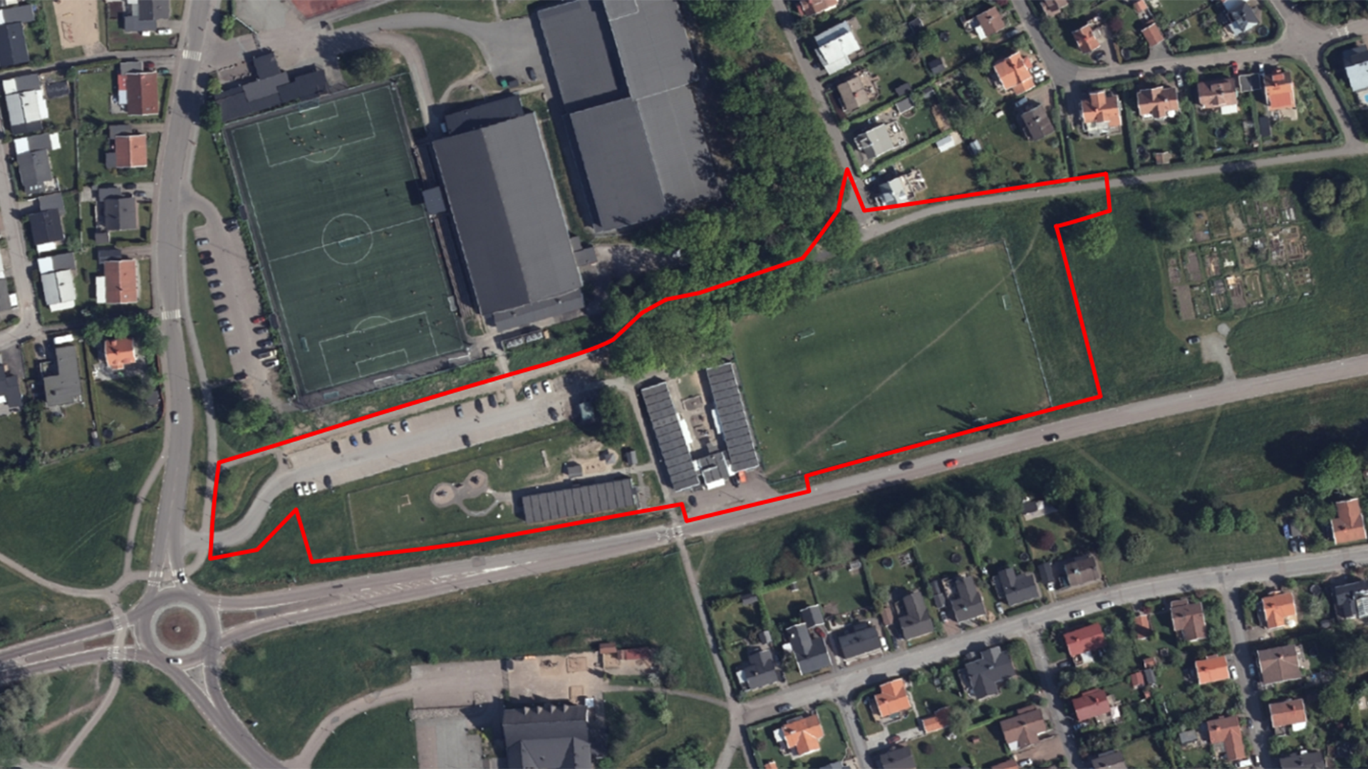 Bilden visar ett ortofoto med planområdet för detaljplan för förskola och fotbollsplan vid Ugglumsleden.
