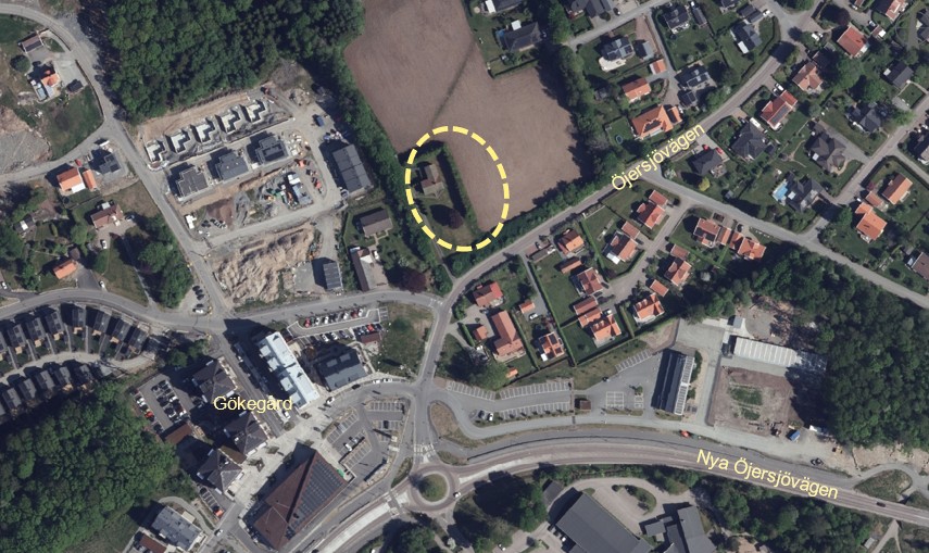 Ortofoto som visar med ljusgul streckad markering vilken fastighet som detaljplan för bostäder vid Öjersjövägens västra del.