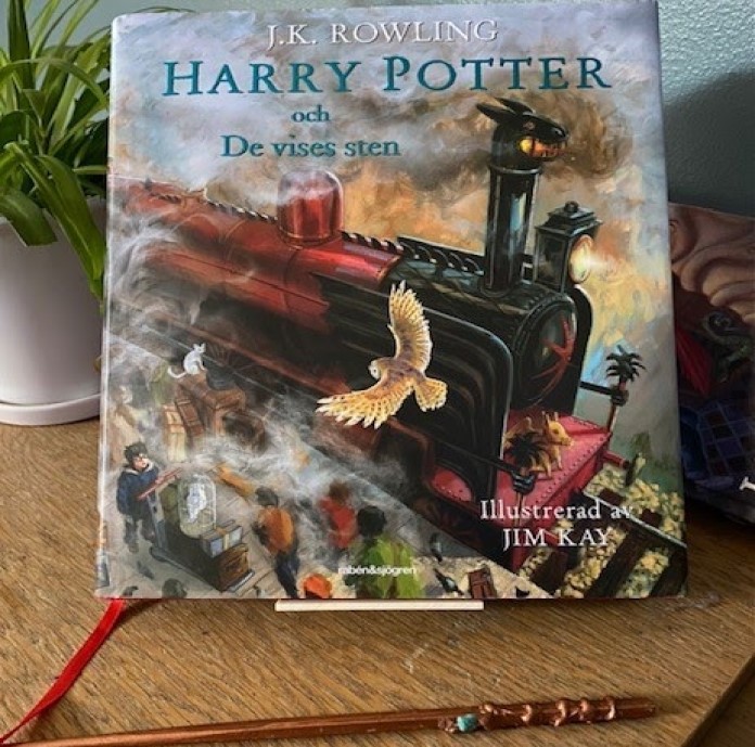 Bilden visar ett bokomslag till boken Harry Potter och de vises sten. 