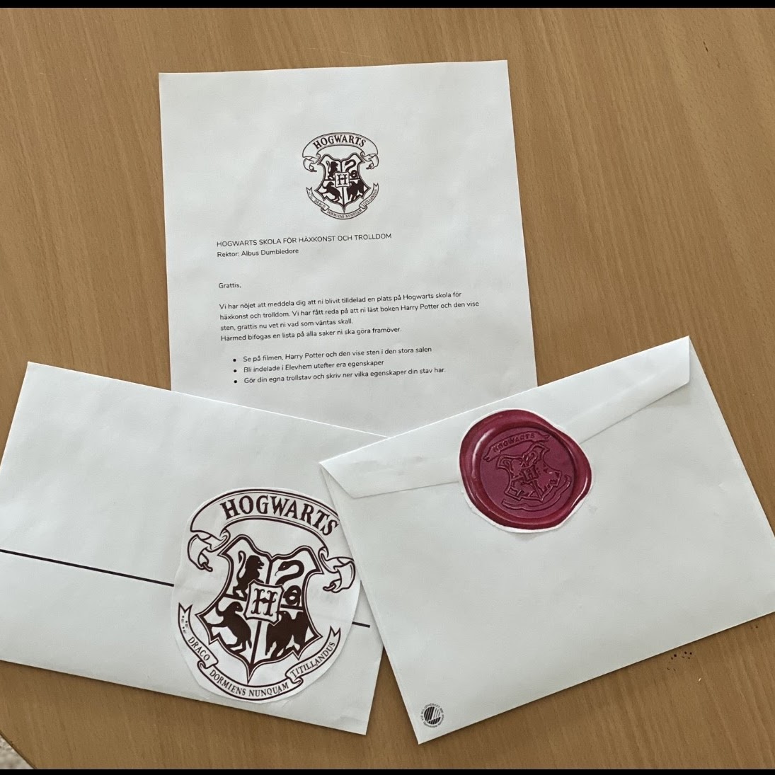 Bilden visar två kuvert samt ett brev med stämplar från Hogwarts. 