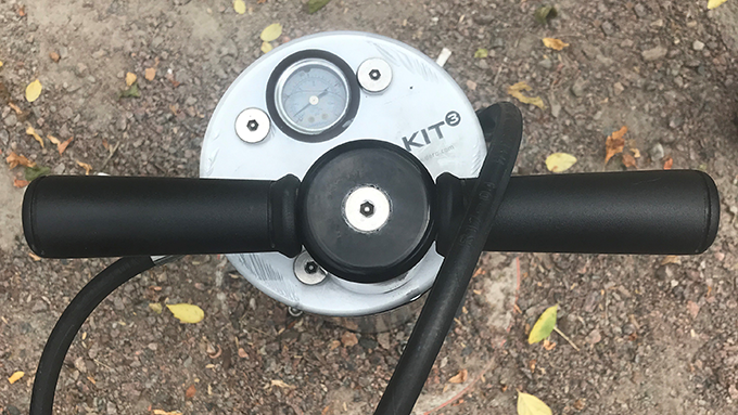 Bild på handpumpstation för cyklar.