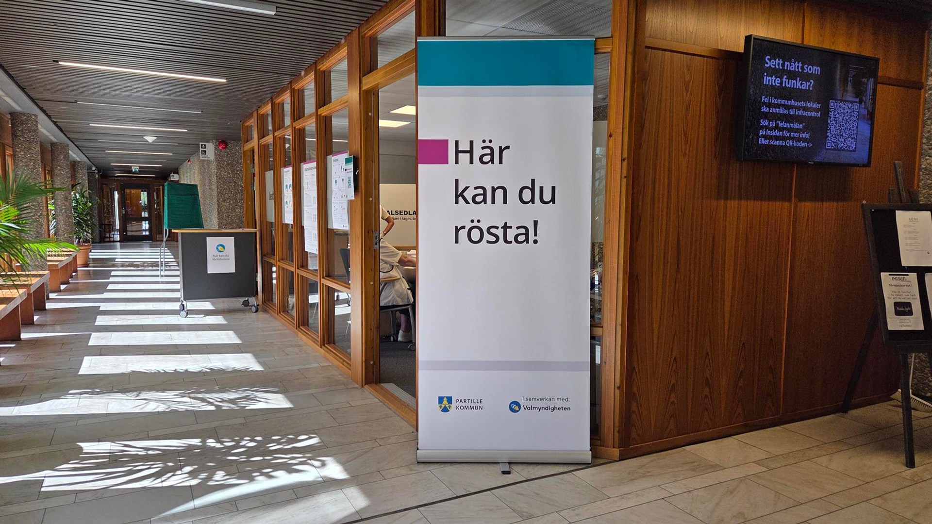 En skylt i en byggnad där det står ”här kan du rosta”.