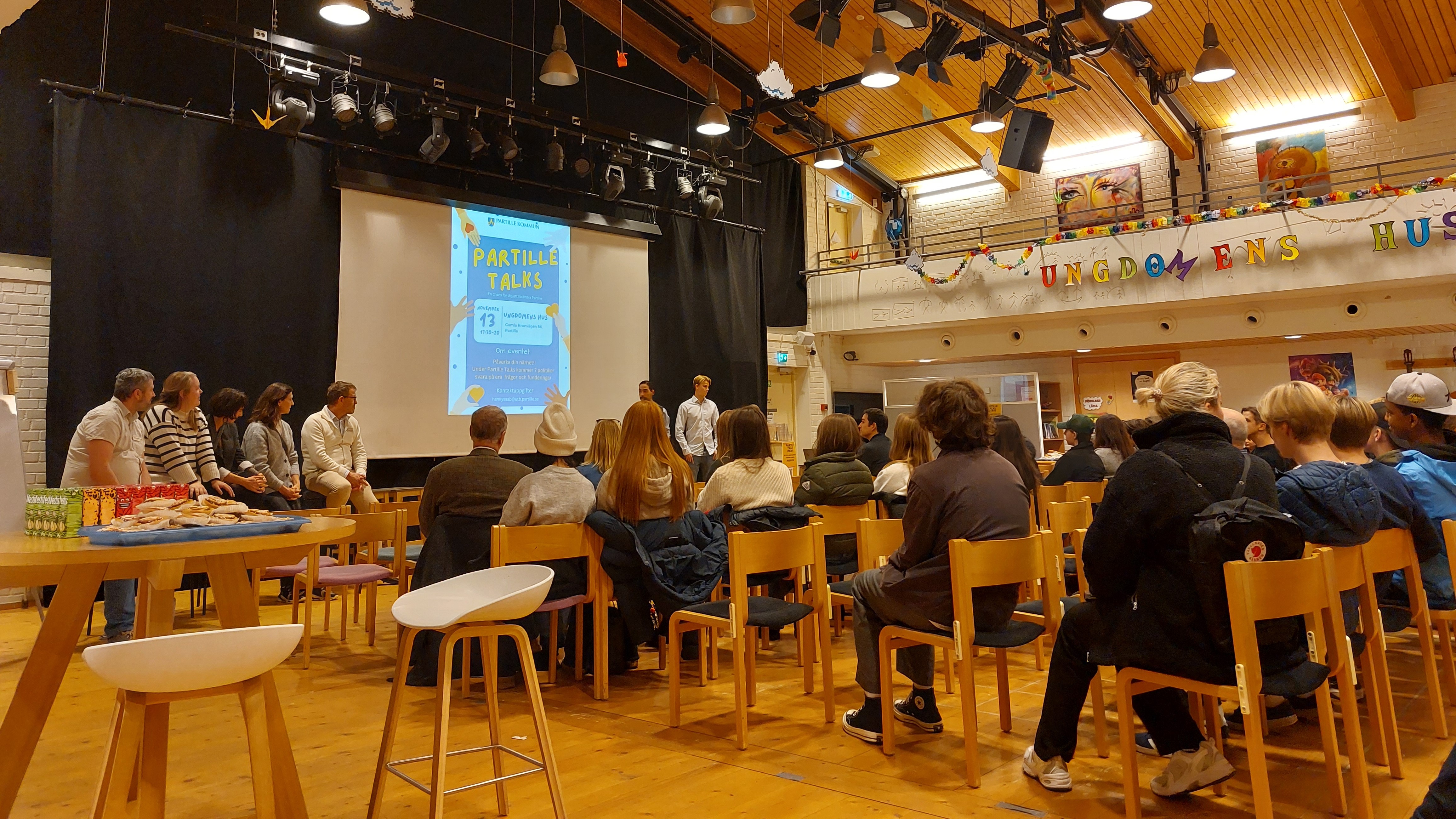 Bilden visar politiker och högstadieelever i Ungdomens Hus.