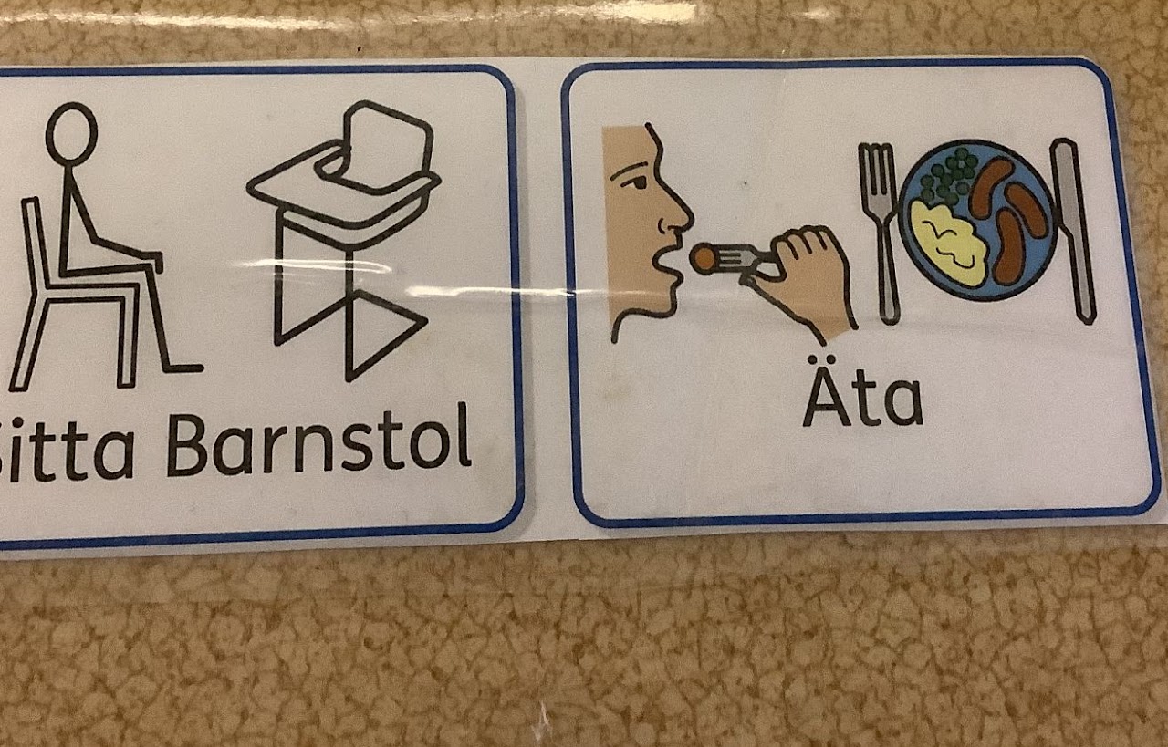 Bilden visar två olika bild-stöd, en som visar sitta barnstol och en som visar äta.