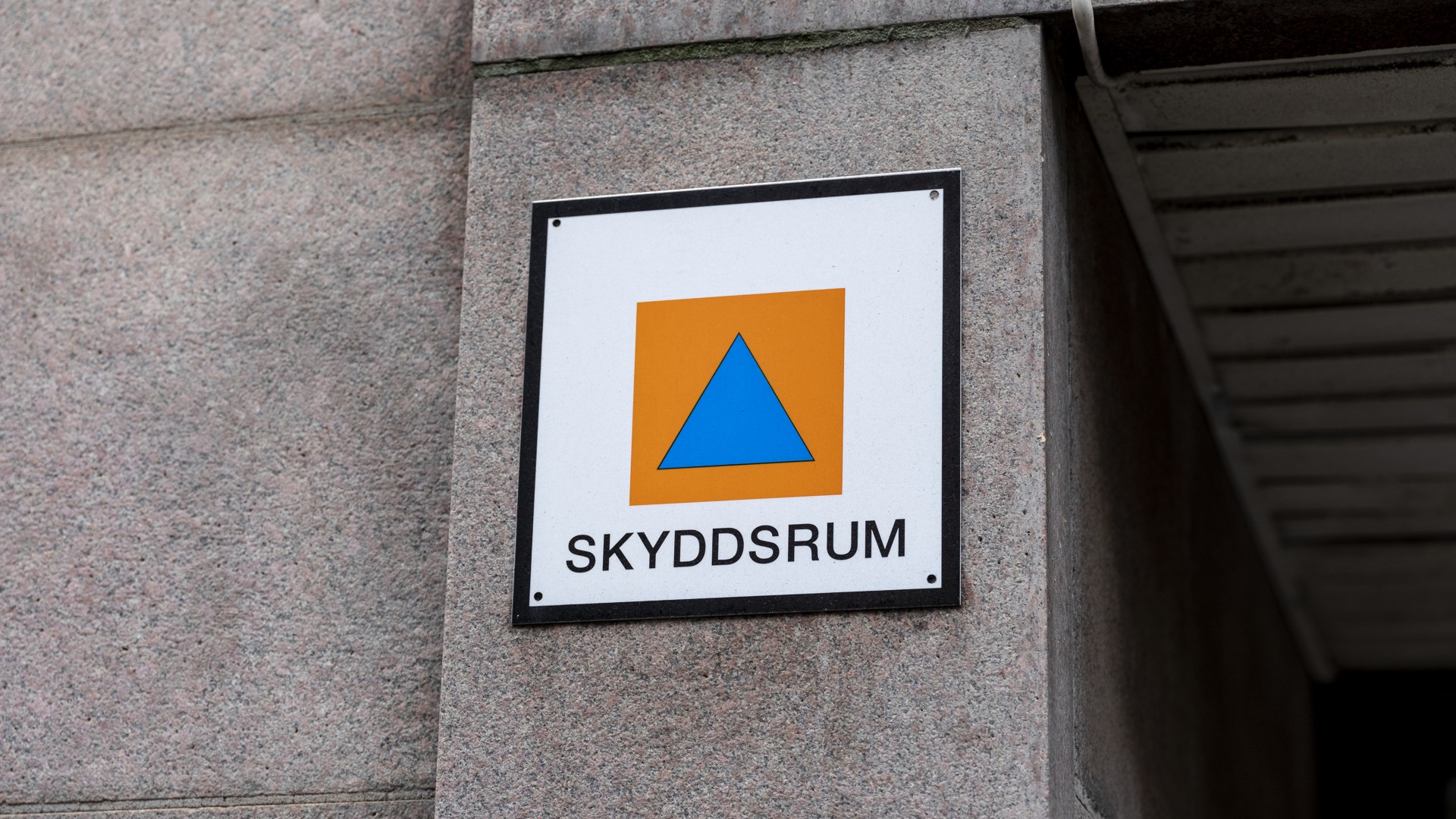 Bild på en skylt som visar skyddsrum.