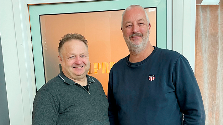 Jan Larsson och Denny Bågenholm utanför Lokalpressens kontor i Sävedalen.