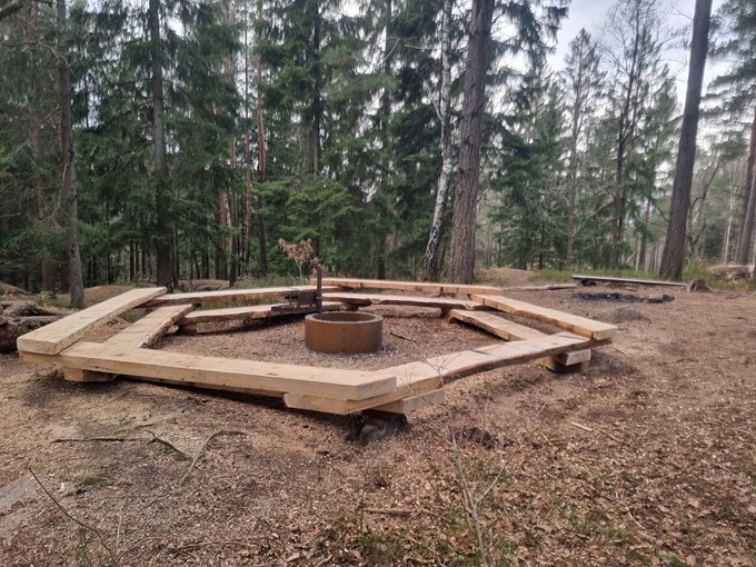 Bild på samlingsplats i skogen.