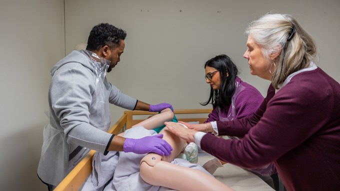 Bild som visar personer på en lektion på vård- och omsorgsprogrammet. 