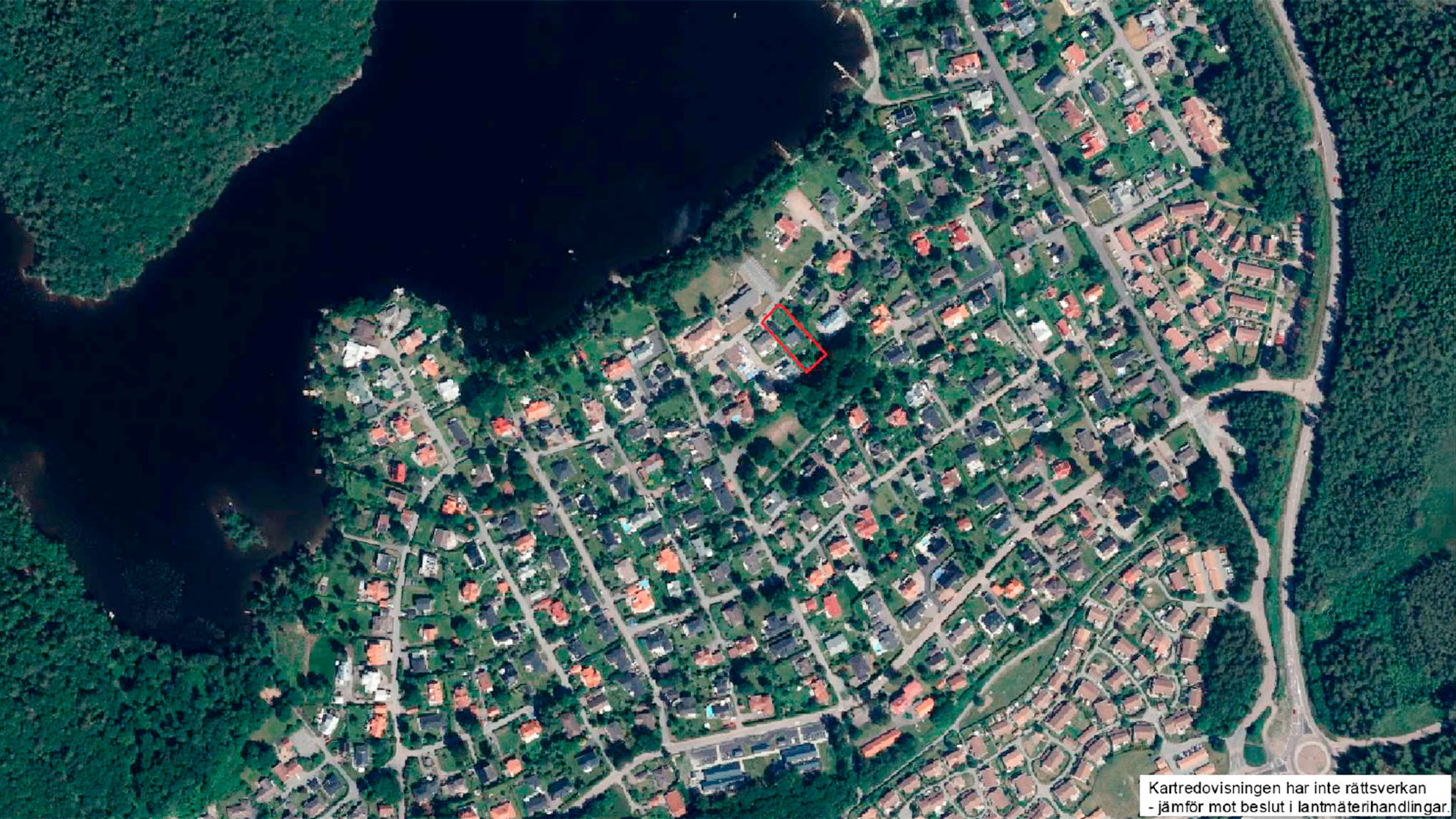 Flygfoto över del av Öjersjö som visar vilken fastighet som planområdet omfattar med röd markeringsram.