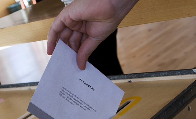 Bild på valkuvert som läggs i en valurna.