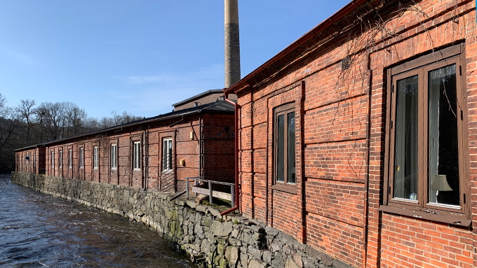 Bilden visar del av Jonsereds fabriksområde med intilliggande Säveån i Partille.