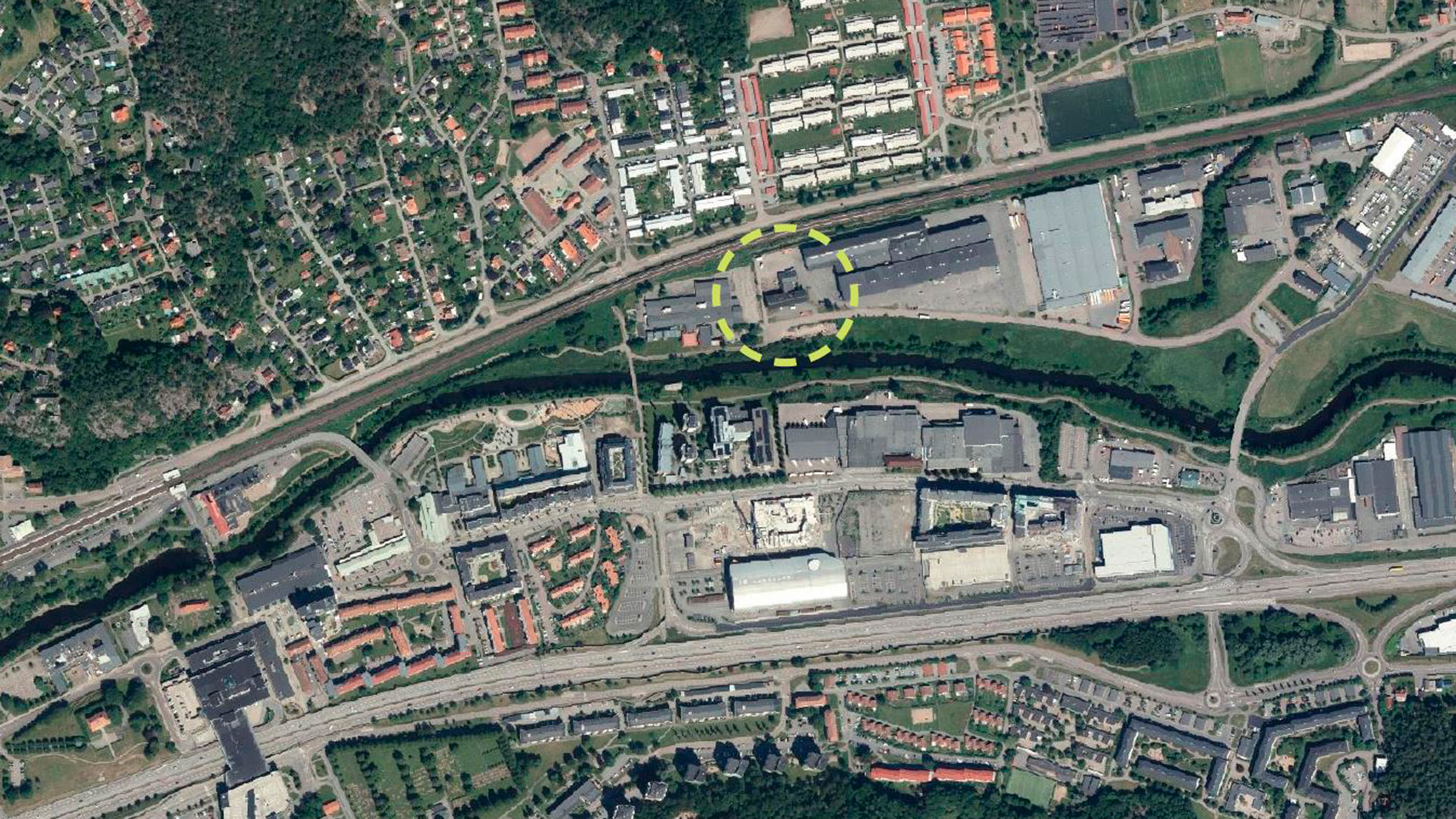 Gul streckad cirkel markerar planområdet.