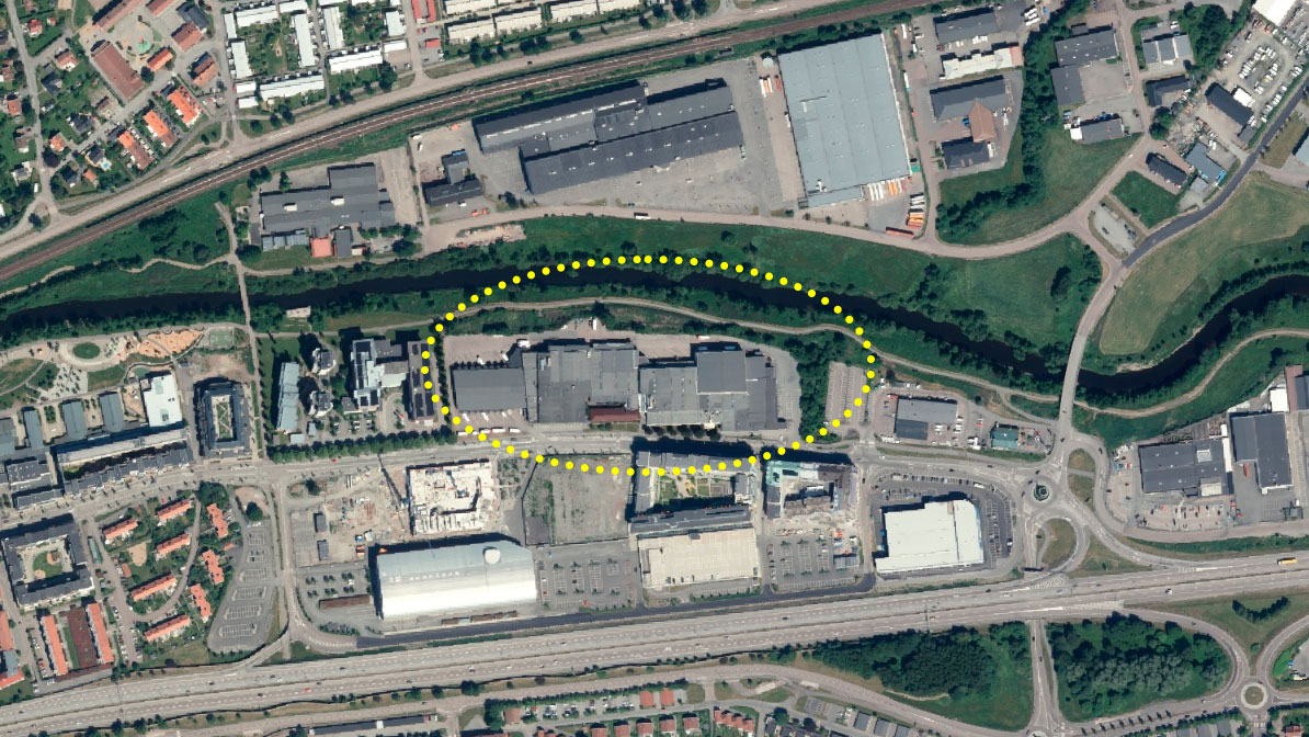 Flygfoto som visar planområdets ungefärliga utsträckning norr om Gamla Kronvägen i den östra delen av Partille centrum med en oval gul punktmarkering.
