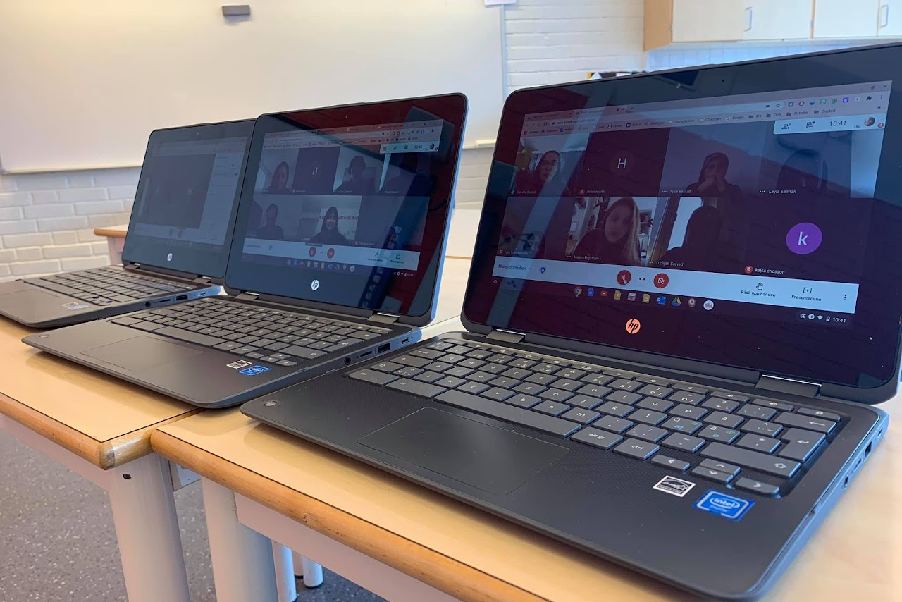 Bilden visar tre stycken bärbara datorer som står på två bord. På skärmarna är det videosamtal igång med flera deltagare samtidigt. 