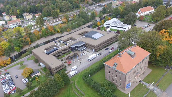 Drönarfoto som visar Partille herrgård och Partille kommunhus i centrala Partille.