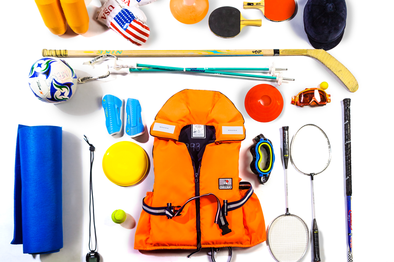 Bild på sportprylar utlagda på en vit bakgrund. 