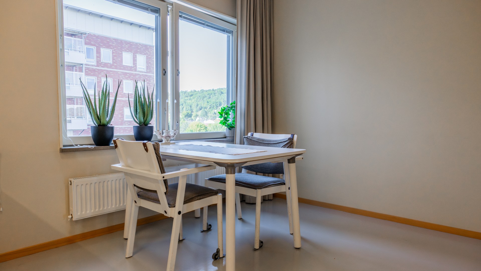 Matbord med utsikt från köket.