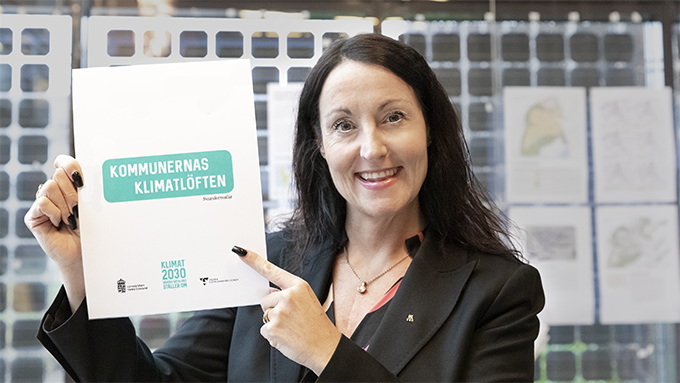 Bild på Marith Hesse när hon håller i det påskrivna klimatlöftet.