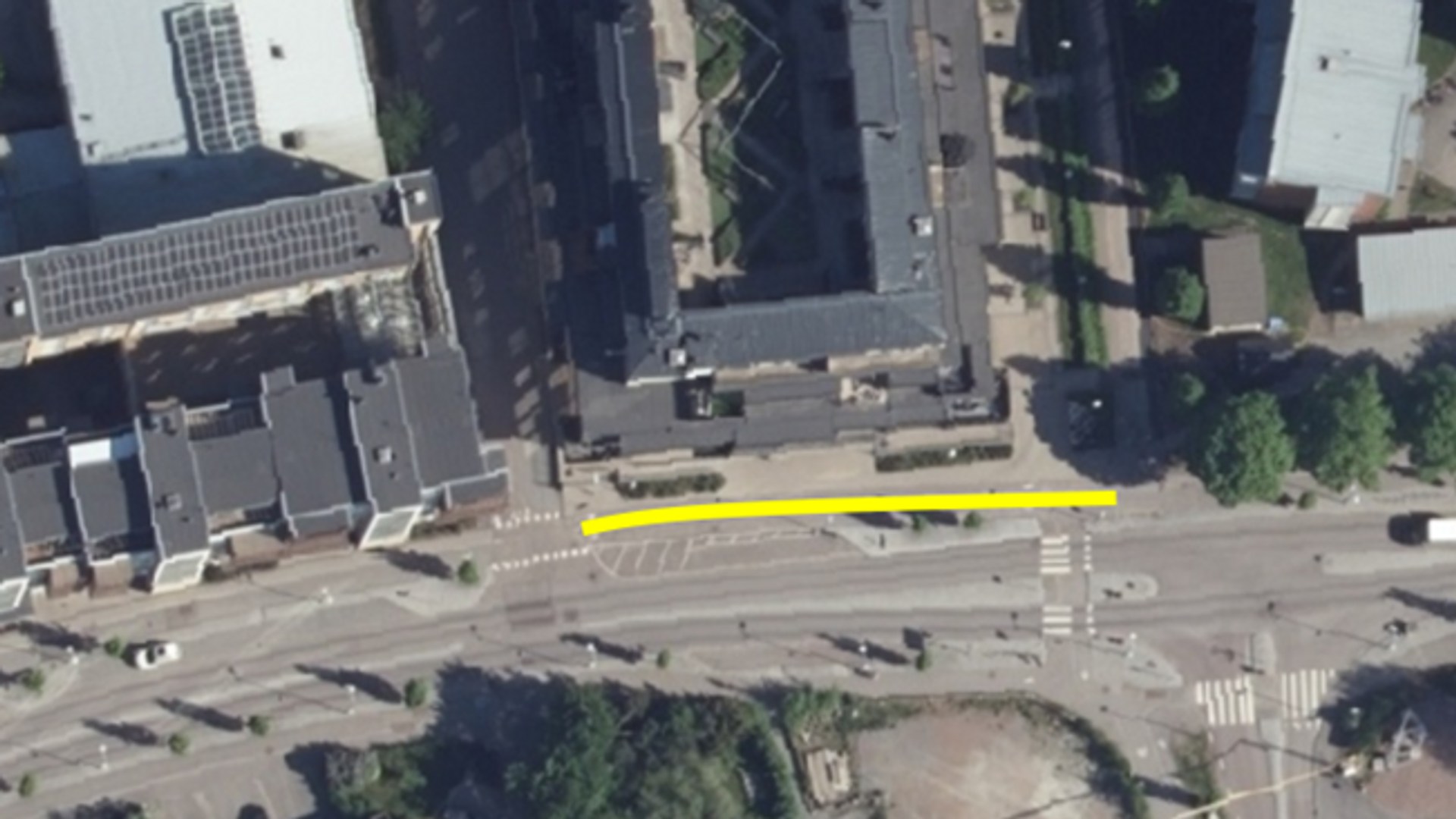 En flygbild av en korsning med en gul linje.