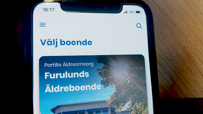 Bild på en skärm till en mobiltelefon som visar appen Partille äldresomsorg.