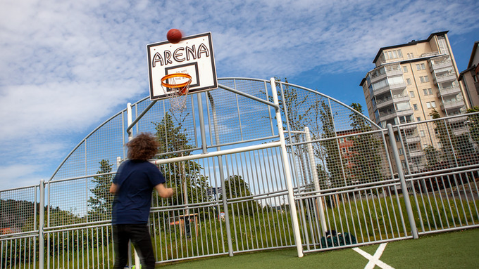 Bild på ett barn som spelar basket.