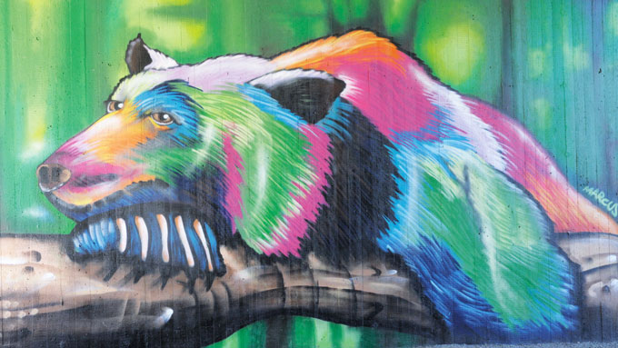 En bild på en graffitimålning av en björn.