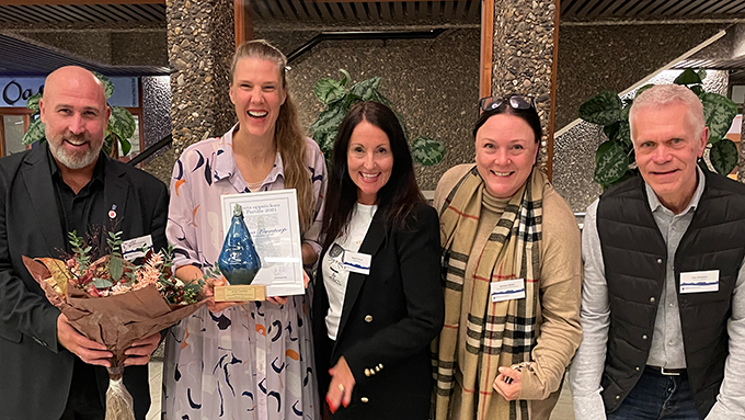 Anna Lonntorp (andra personen från vänster) med företaget Coracor är Årets uppstickare i Partille 2021. På bilden syns även kommunalråden Thorbjörn Carlsson (S), Marith Hesse (M). näringslivsansvarig Marieke Wolter och Företagarna Partilles ordförande Uno Hallgren.