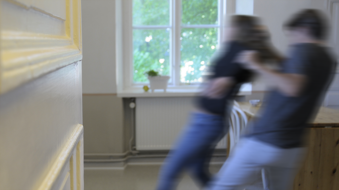 Våld i nära relationer sker oftast i hemmet där det saknas utomstående vittnen.