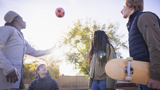 Fyra unga personer i utomhusmiljö.