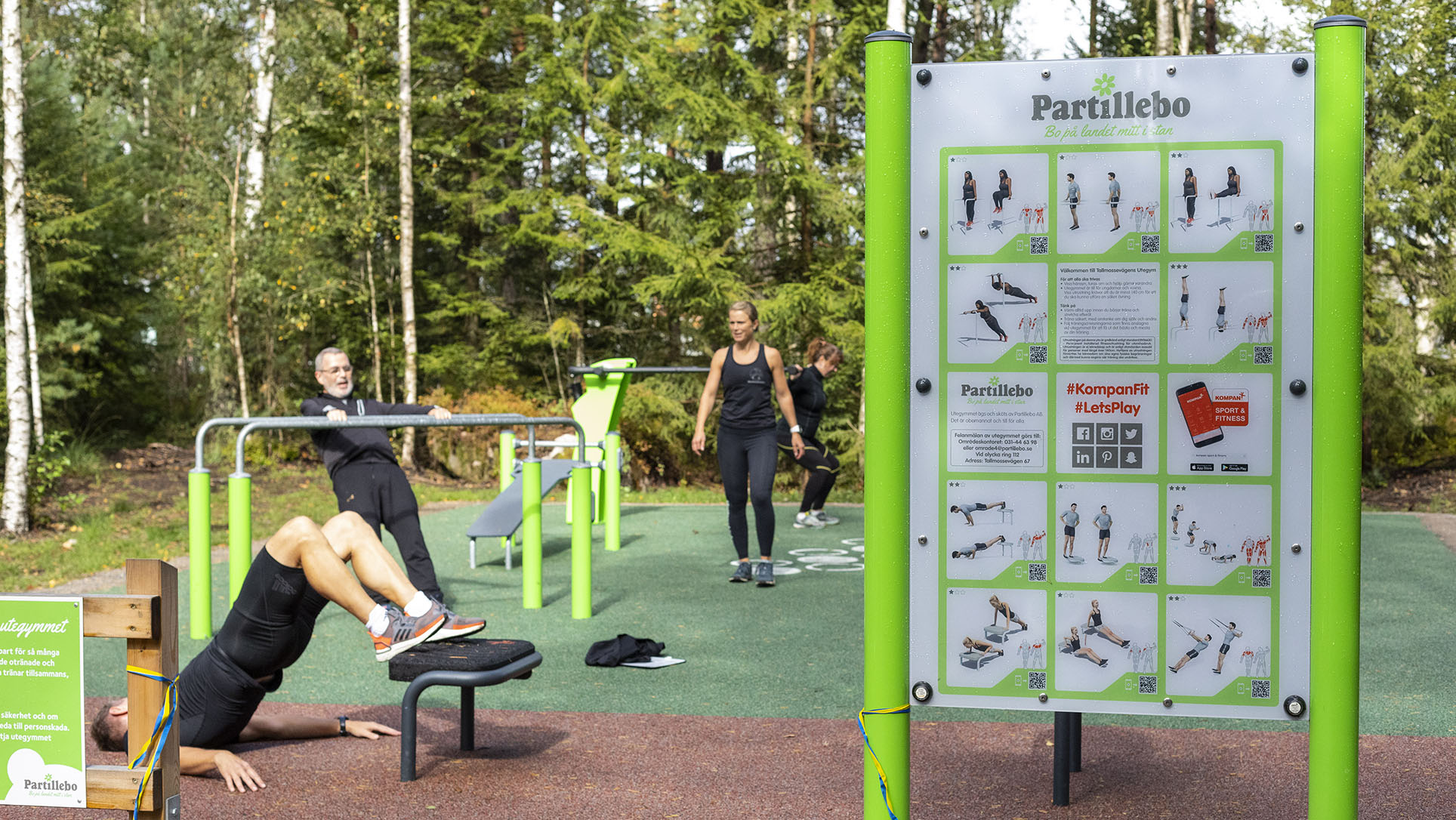 Utegymmet i Öjersjö, personer tränar i redskapen i en skogsglänta.