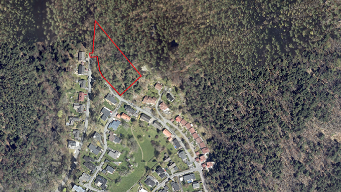 Ortofoto som visar planområdet för fastigheten Mellby 2:211 med en röd linje.