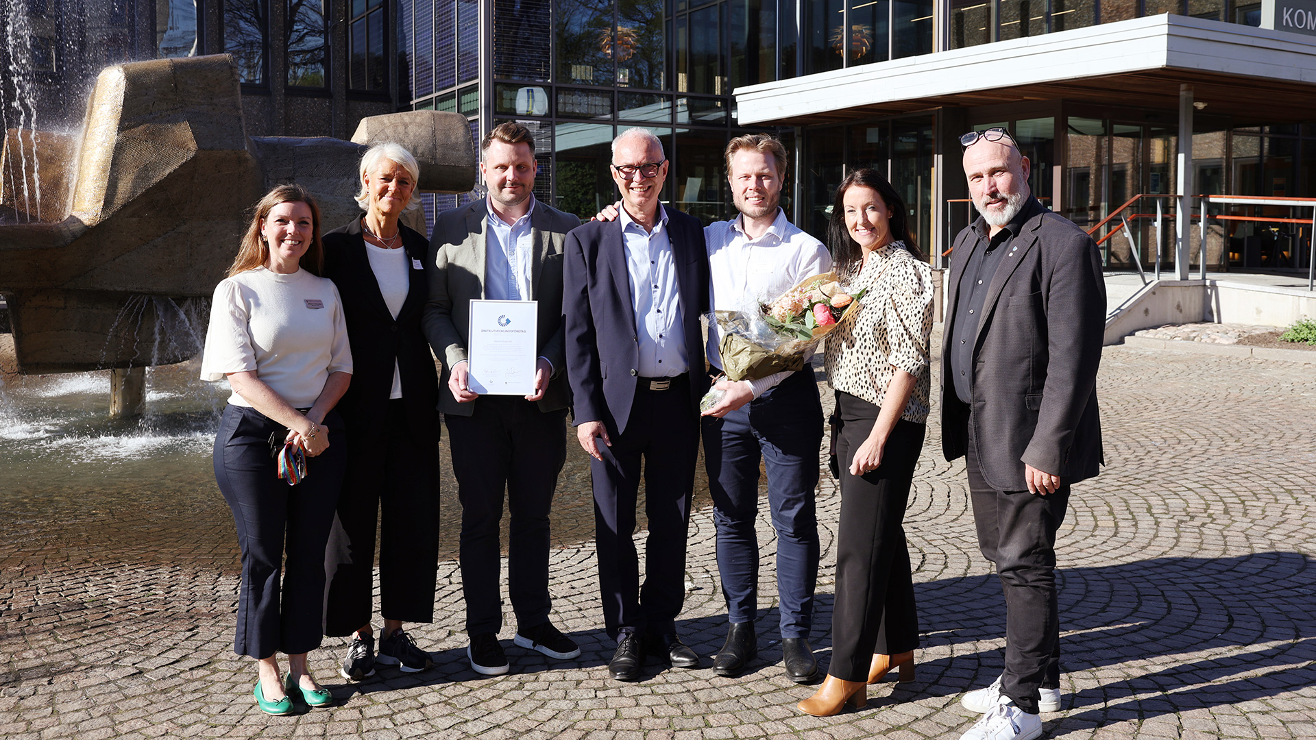 Från vänster: Johanna Heleander, näringslivschef i kommunen, Birgitta Petersson Nordh, företagsrådgivare på Business Region Göteborg, Fredrik Strömberg, medarbetare på MobilityGuard AB, Ulf Landin, vd på MobilityGuard AB, Henrik Schwenius, medarbetare på MobilityGuard AB, Marith Hesse, kommunstyrelsens ordförande och Torbjörn Carlsson, kommunstyrelsens vice ordförande.