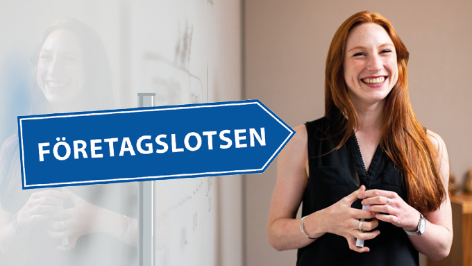 Bild sammansatt foto på glad person och en illustration av en blå skyltpil med texten Företagslotsen på.