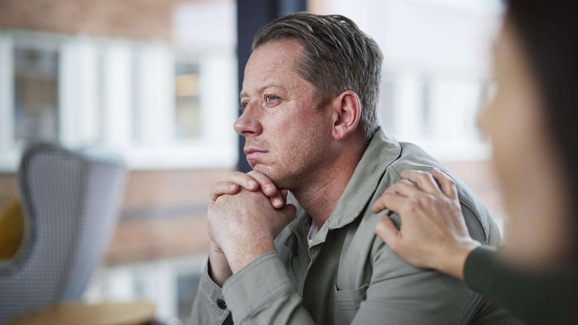 Nedstämd man får hand på axeln