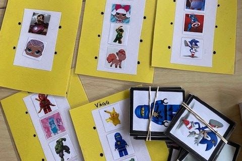 Bilden visar gula kort med olika figurer på så kallade mellanmåls-monster.