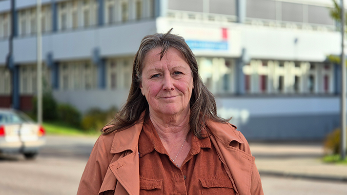 Närbild på en kvinna i 60-årsåldern i gatumiljö.